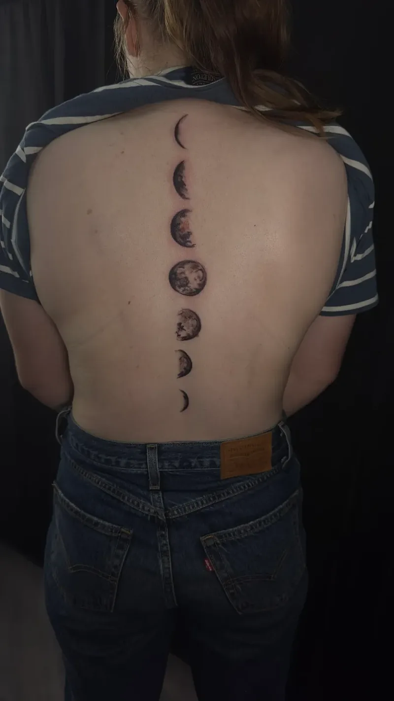 Fazele lunii de-a lungul coloanei