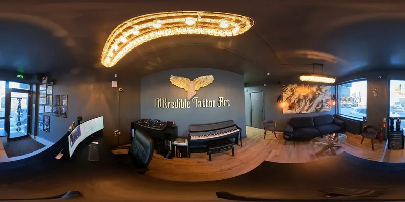 Recepția INKredible: logo auriu cu aripi, candelabre și pian
